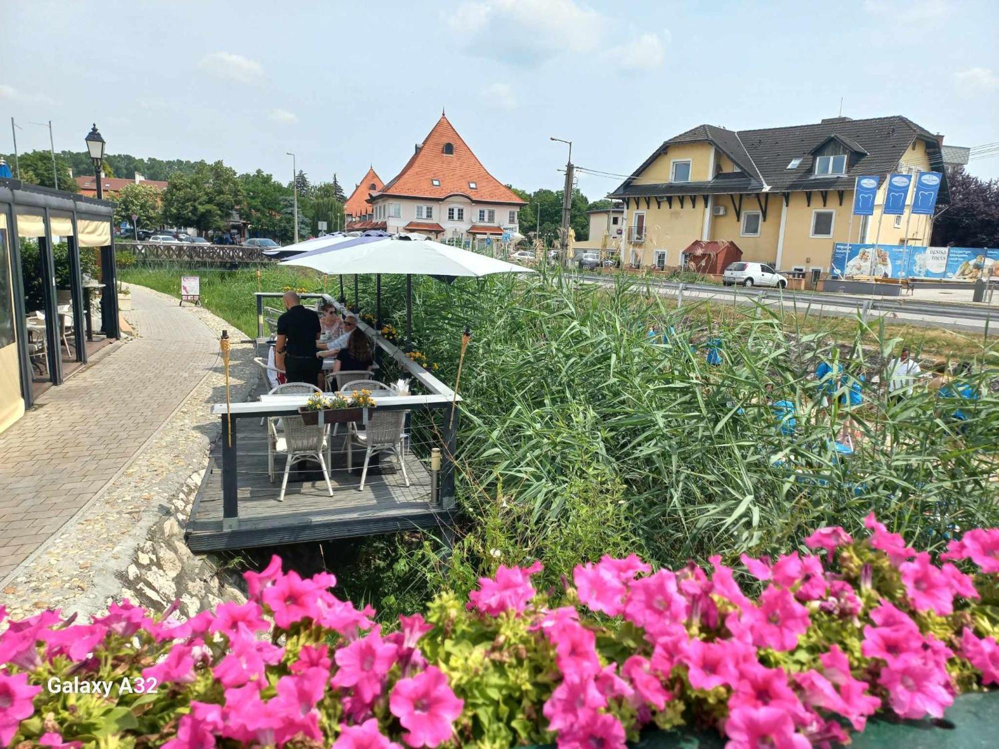 Monarchia Apartman Pearl Mosonmagyaróvár Extérieur photo